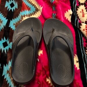 OOFOS Black Flip Flops